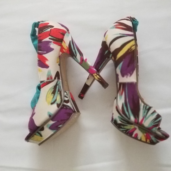 Michael Antonio Women's Floral Kaula Open Toe Pump - Picture 8 of 15